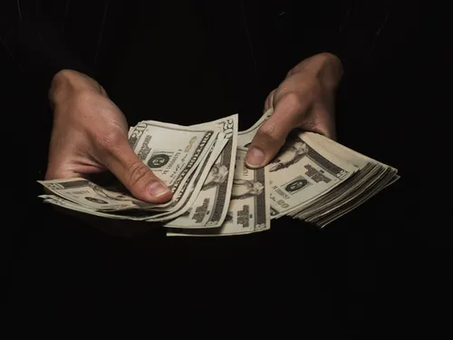Il braque sa propre banque et dépose l’argent sur son compte